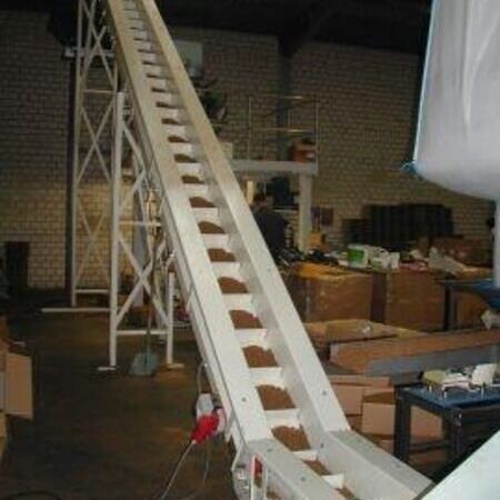 Sliding belt conveyor with internal toothing for exact distance measurement during bats transport