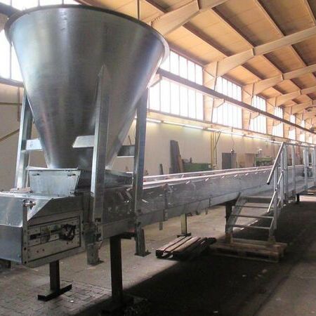 Sliding belt conveyor with double-sided wedge guidance