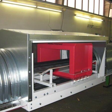 Foldable slat belt conveyor for attachment to road milling machine