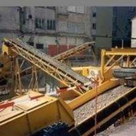 Belt conveyor with feeding hopper for wheel loader operation