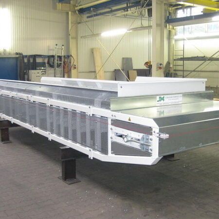Special belt conveyor 3-fold foldable for attachment to construction machine