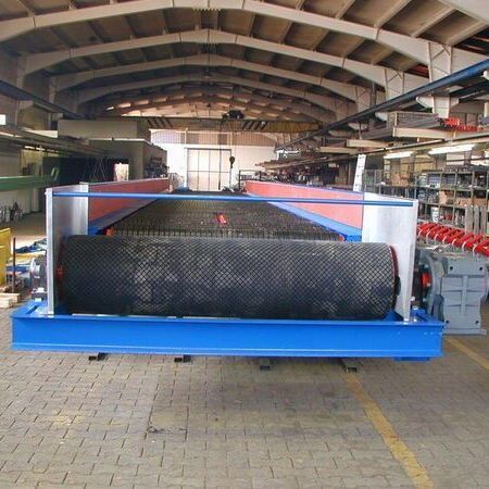 Heavy-duty belt conveyor for construction rubble processing