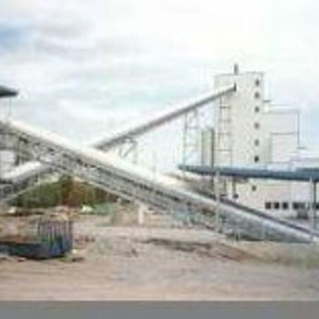 Galvanized belt conveyor with covering for outdoor use