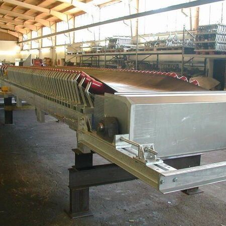 Belt conveyor shifted as a rotating belt for hall loading on center column