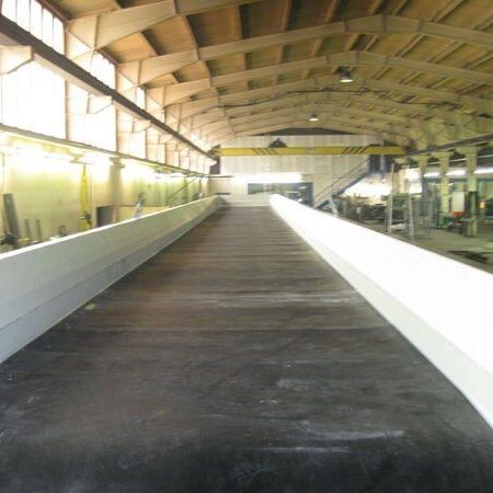 Belt conveyors lines with double-sided catwalk